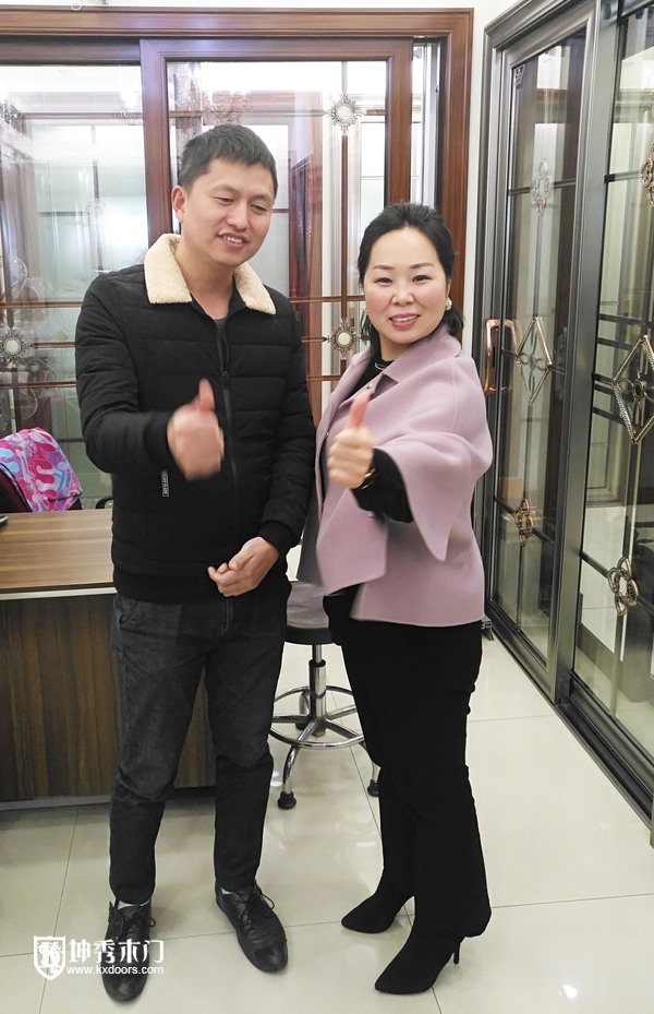 重庆坤秀木门:经销商李总和销售经理合影